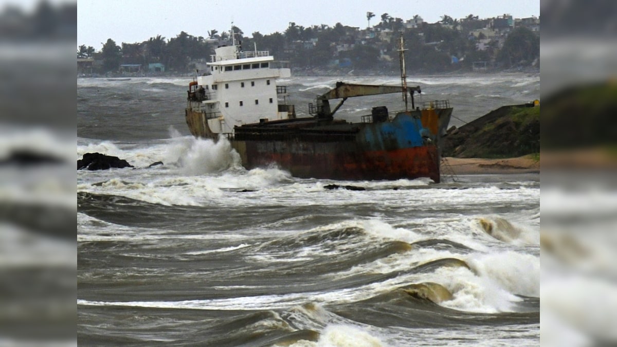 Cyclone Ditwah: 5 राज्यों में मूसलाधार बारिश का अलर्ट, दिल्ली के लिए बुरी खबर