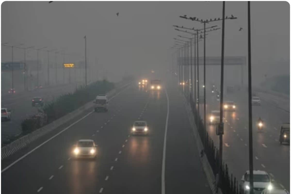 दिल्ली की हवा में घुला जहर! रेड जोन में आ गई देश की राजधानी AQI 400 के पार