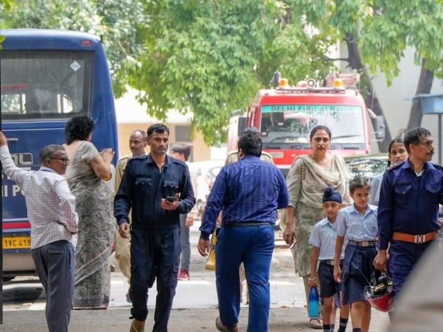 दिल्ली में फिर खलबली! साकेत, रोहिणी, पटियाला हाउस कोर्ट में बम धमाके की धमकी