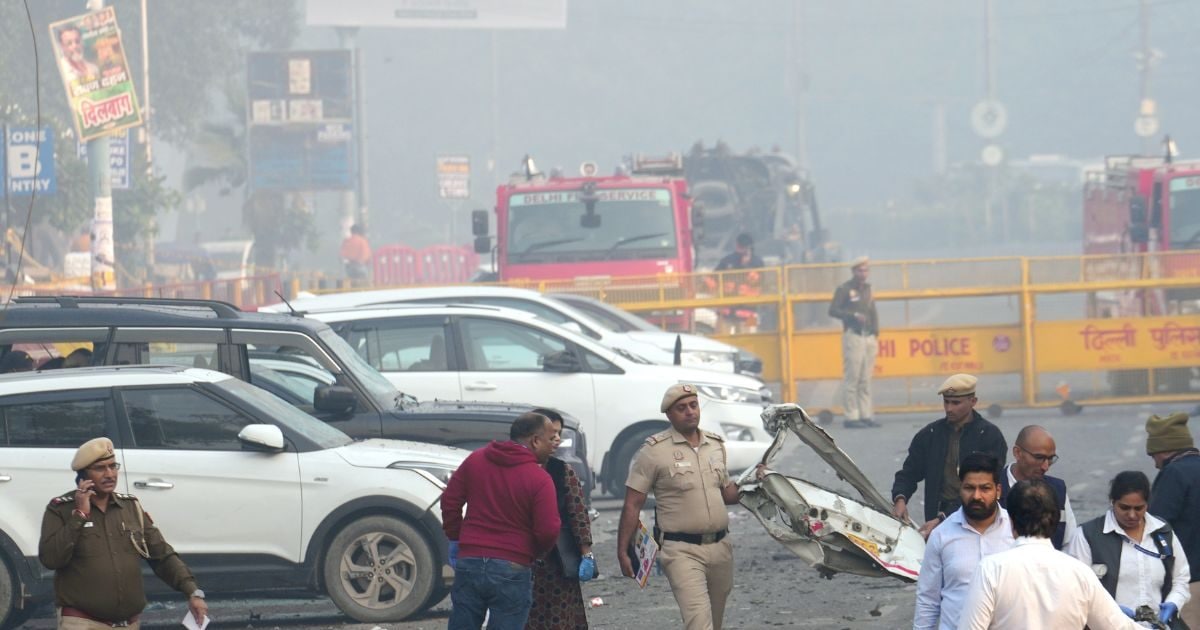 दिल्ली धमाके के 2 दिन बाद टीन शेड पर मिला कटा हाथ, 200 मीटर दूर कैसे पहुंचा?