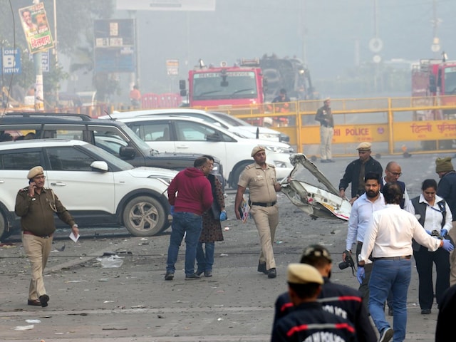 दिल्ली धमाके के 2 दिन बाद टीन शेड पर मिला कटा हाथ, 200 मीटर दूर कैसे पहुंचा?