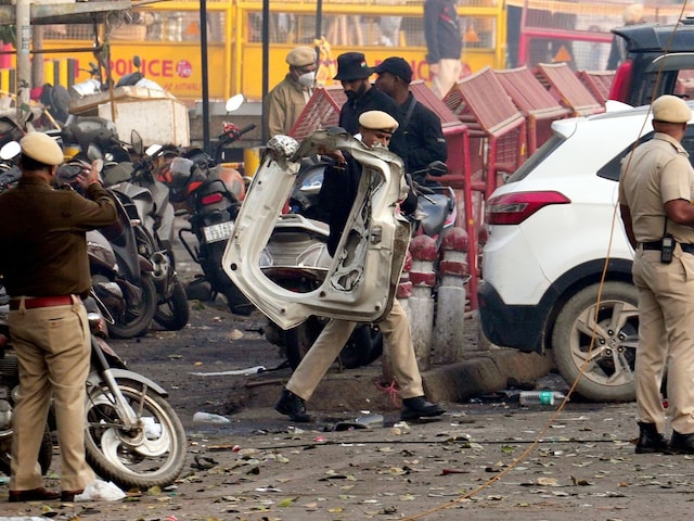 दिल्ली ब्लास्ट में नया मोड़, मिल गई लाल ब्रेजा कार, मालिक कौन-कहां थी गाड़ी?