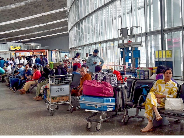 लंबी वेटिंग, विमान लेट और...IGI से क्यों टेकऑफ-लैंड नहीं हो पा रहीं फ्लाइट्स?