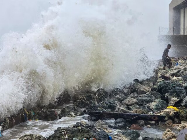समंदर को चीरते हुए पहुंच रहा तूफान दितवाह, चेन्नई में 82 फ्लाइटें रद्द