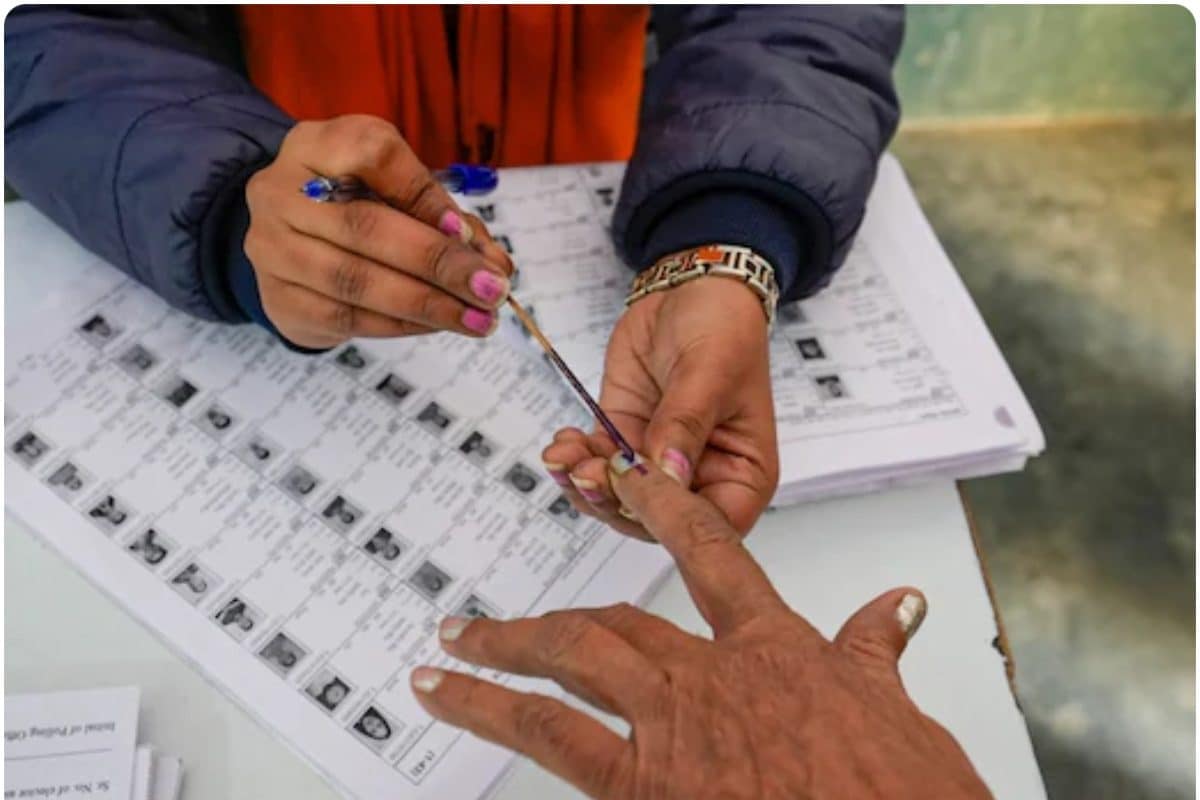 SIR ने पकड़ी गिरफ्तार 12 राज्यों और UTs में 37 करोड़ से अधिक फॉर्म वोटर्स को