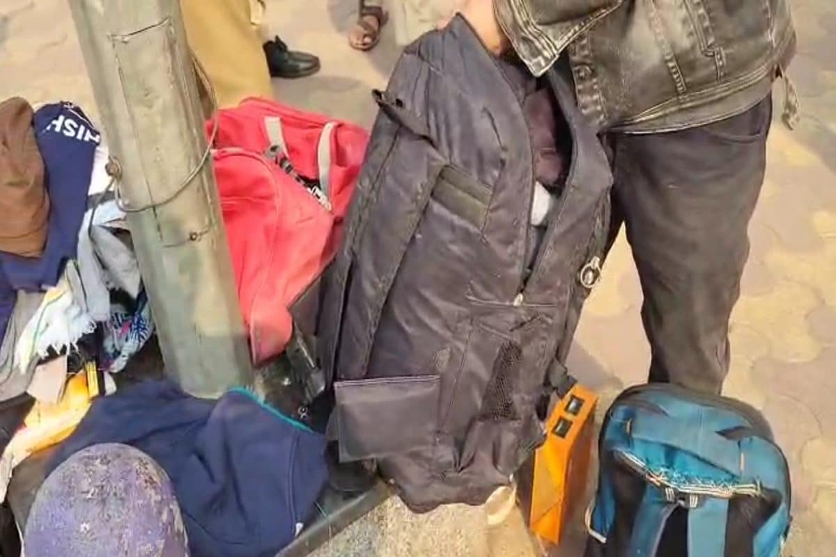 शराब का ऐसा नशा चढ़ा कि मैट्रो स्टेशन पास 3 बैग्स लावारिश छोड़कर सो गया युवक