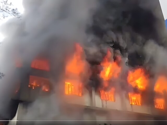 भोपाल ब्रेकिंग : शीतल दास की बगिया के पास बस स्टैंड में लगी भीषण आग