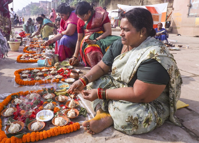 वाराणसी के घाटों पर कार्तिक पूर्णिमा के दिन श्रद्धालुओं ने पूजा-अर्चना भी की. इस दिन विधि-विधान से लोग दान-पुण्य करते हैं. यहां पर महिलाओं ने विधिवत पूजा के बाद लोगों को भोजन कर उनसे आशीर्वाद लिया. वाराणसी के घाटों पर कार्तिक पूर्णिमा के दिन श्रद्धालुओं ने पूजा-अर्चना भी की. इस दिन विधि-विधान से लोग दान-पुण्य करते हैं. यहां पर महिलाओं ने विधिवत पूजा के बाद लोगों को भोजन कर उनसे आशीर्वाद लिया.