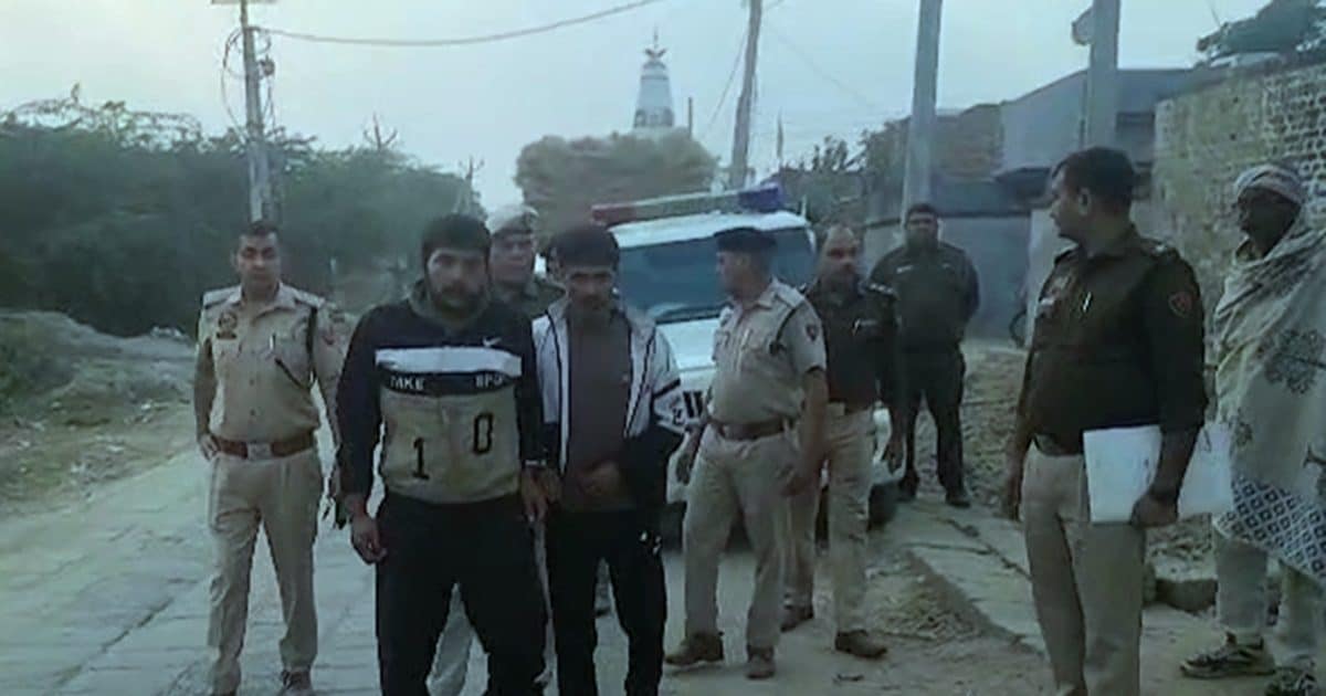 बुजुर्ग मछली ठेकेदार की हत्या, पुलिस ने दोनों आरोपियों की गांव में निकाली परेड