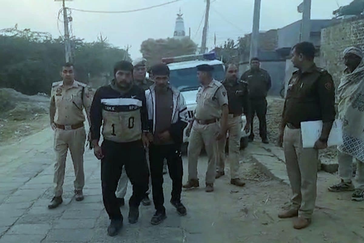 बुजुर्ग मछली ठेकेदार की हत्या पुलिस ने दोनों आरोपियों की गांव में निकाली परेड