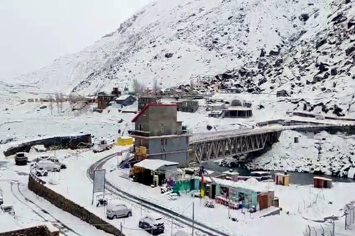 हिमाचल प्रदेश में बदला मौसम, मनाली में अटल टनल, सिस्सू समेत ऊंची चोटियों पर बर्फबारी, मंडी में हल्की बारिश से ठंड बढ़ी