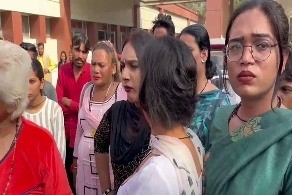 हरियाणा के हिसार में किन्नरों के दो गुड़ों में लड़ाई मारपीट के बाद चोटी काटी