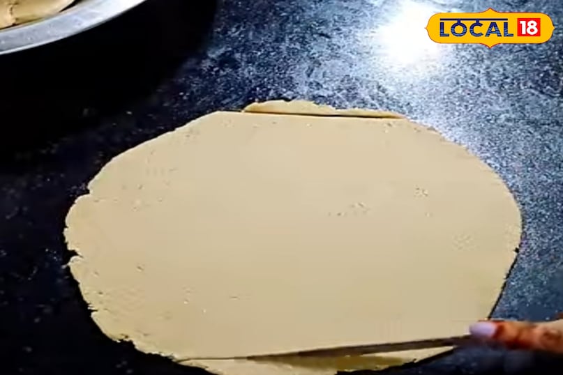 रोटी के आकार मे उस आटे को बेल ले 
