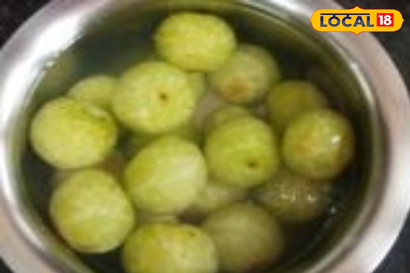 बाजार से आँवला लाकर गर्म पानी मे दे दे. बाजार से आँवला लाकर गर्म पानी मे दे दे.