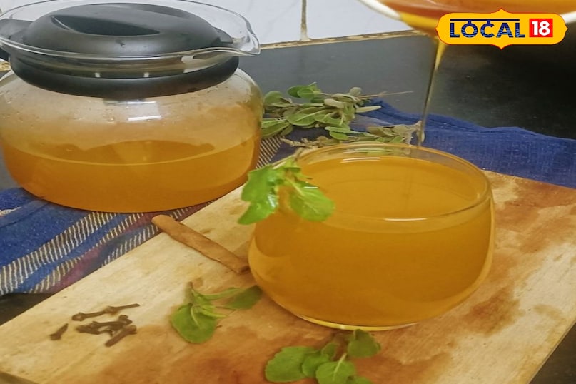 बेसिक इम्यूनिटी बूस्टर काढ़ा यह काढ़ा वही है जो कोविड काल में बहुत मशहूर हुआ था। यह पूरी तरह से प्राकृतिक और शक्तिशाली है। इससे बनाने के लिए आपको तुलसी के 5-7 पत्ते, अदरक, काली मिर्च, सौंफ, मुलेठी, हल्दी पाउडर लौंग गुड़ या चीनी चाहिए. एक बर्तन में पानी लें और उसमें सारी सामग्र डाल दें इसे तब तक उबालें जब तक पानी आधा न रह जाए। गैस बंद करके इसमें गुड़ मिलाएं और छानकर गर्म-गर्म पिएं। उससे इम्यूनिटी बढ़ाता है, गले की खराश और कफ में आराम देता है, शरीर को डिटॉक्सीफाई करता है। बेसिक इम्यूनिटी बूस्टर काढ़ा यह काढ़ा वही है जो कोविड काल में बहुत मशहूर हुआ था। यह पूरी तरह से प्राकृतिक और शक्तिशाली है। इससे बनाने के लिए आपको तुलसी के 5-7 पत्ते, अदरक, काली मिर्च, सौंफ, मुलेठी, हल्दी पाउडर लौंग गुड़ या चीनी चाहिए. एक बर्तन में पानी लें और उसमें सारी सामग्र डाल दें इसे तब तक उबालें जब तक पानी आधा न रह जाए। गैस बंद करके इसमें गुड़ मिलाएं और छानकर गर्म-गर्म पिएं। उससे इम्यूनिटी बढ़ाता है, गले की खराश और कफ में आराम देता है, शरीर को डिटॉक्सीफाई करता है।