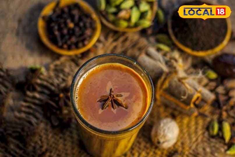 लहसुन और काली मिर्च का पॉवरफुल काढ़ा यह काढ़ा बहुत गर्म तासीर का होता है और खासतौर पर तब फायदेमंद है जब सर्दी-जुकाम या फ्लू के लक्षण नजर आ रहे हों। बनाने की विधि पानी में कुटी हुई लहसुन, अदरक और काली मिर्च डालकर 8-10 मिनट तक उबालें और छानकर थोड़ा ठंडा करें फिर इसमें नींबू का रस और शहद मिलाकर पिएं। इससे सर्दी-जुकाम, खांसी और कंजेशन में तुरंत आराम देता है, शरीर को तेजी से गर्मी पहुंचाता है। लहसुन और काली मिर्च का पॉवरफुल काढ़ा यह काढ़ा बहुत गर्म तासीर का होता है और खासतौर पर तब फायदेमंद है जब सर्दी-जुकाम या फ्लू के लक्षण नजर आ रहे हों। बनाने की विधि पानी में कुटी हुई लहसुन, अदरक और काली मिर्च डालकर 8-10 मिनट तक उबालें और छानकर थोड़ा ठंडा करें फिर इसमें नींबू का रस और शहद मिलाकर पिएं। इससे सर्दी-जुकाम, खांसी और कंजेशन में तुरंत आराम देता है, शरीर को तेजी से गर्मी पहुंचाता है।