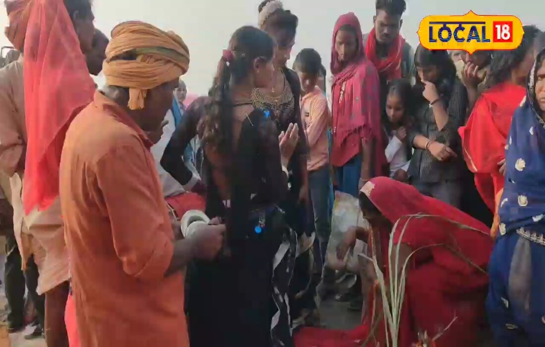 छपरा की गजब परंपरा! मन्नत पूरी होने पर महिलाएं आंचल पर करवाती हैं लौडा नाच