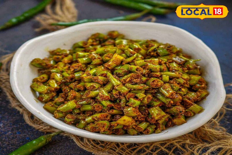 गृहणी शारदा देवी ने बताया कि मिर्च टिपोरे राजस्थान की तीखी और चटपटी डिश है, जो इस थाली का स्वाद बढ़ा देती है. इसे बनाने के लिए दस बड़ी हरी मिर्चों को गोल टुकड़ों में काटा जाता है. फिर एक कड़ाही में तेल गर्म करके उसमें सौंफ और हींग डाली जाती है. इसके बाद मिर्च के टुकड़े, नमक, हल्दी और लाल मिर्च पाउडर डालकर एक मिनट तक भूनते हैं. अंत में नींबू का रस डालकर गैस बंद कर दी जाती है. इस तरह तैयार मिर्च टिपोरे न केवल तीखे होते हैं, बल्कि खाने में खट्टे-मीठे स्वाद का शानदार मेल भी पेश करते हैं.