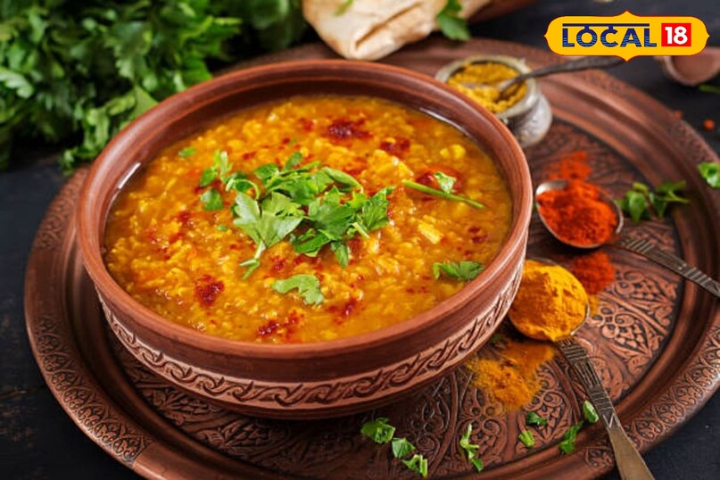 दाल में तड़का लगाने की प्रक्रिया इसे और भी स्वादिष्ट बनाती है. इसके लिए एक कड़ाही में घी गर्म करके उसमें जीरा तड़काया जाता है. फिर बारीक कटा प्याज, लहसुन, अदरक, हरी मिर्च और टमाटर डालकर मसाले जैसे लाल मिर्च पाउडर और धनिया पाउडर मिलाकर मसाला भूनते हैं. जब मसाला तेल छोड़ दे, तो उसमें पकी हुई दाल डालकर कुछ देर उबालते हैं। अंत में नींबू का रस डालकर गैस बंद कर दी जाती है. इस तरह तैयार दाल का स्वाद गरमागरम बाजरा बाटी के साथ खाने पर दुगुना हो जाता है.