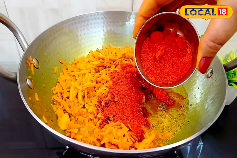 तेल की कढ़ाई में मिलाएं हल्दी मसाले तेल की कढ़ाई में मिलाएं हल्दी मसाले