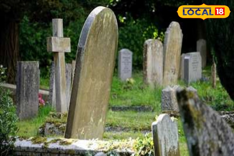 बंजारा हिल्स का रहस्यमयी कब्रिस्तान Road No.12 बंजारा हिल्स कभी घने जंगलों और निज़ामों के शिकारगाह के लिए मशहूर था। आज यह इलाका अपने भूतिया कब्रिस्तान, खासकर सड़क नंबर 12 पर स्थित, के लिए कुख्यात है। स्थानीय लोगों का दावा है कि यहाँ कई डरावनी घटनाएँ घट चुकी हैं जो इस जगह को हैदराबाद की सबसे रहस्यमयी और डरावनी जगह बनाती हैं। रात के अँधेरे में यहाँ आवाज़ें और परछाइयाँ देखने को मिलती हैं। बंजारा हिल्स का रहस्यमयी कब्रिस्तान Road No.12 बंजारा हिल्स कभी घने जंगलों और निज़ामों के शिकारगाह के लिए मशहूर था। आज यह इलाका अपने भूतिया कब्रिस्तान, खासकर सड़क नंबर 12 पर स्थित, के लिए कुख्यात है। स्थानीय लोगों का दावा है कि यहाँ कई डरावनी घटनाएँ घट चुकी हैं जो इस जगह को हैदराबाद की सबसे रहस्यमयी और डरावनी जगह बनाती हैं। रात के अँधेरे में यहाँ आवाज़ें और परछाइयाँ देखने को मिलती हैं।