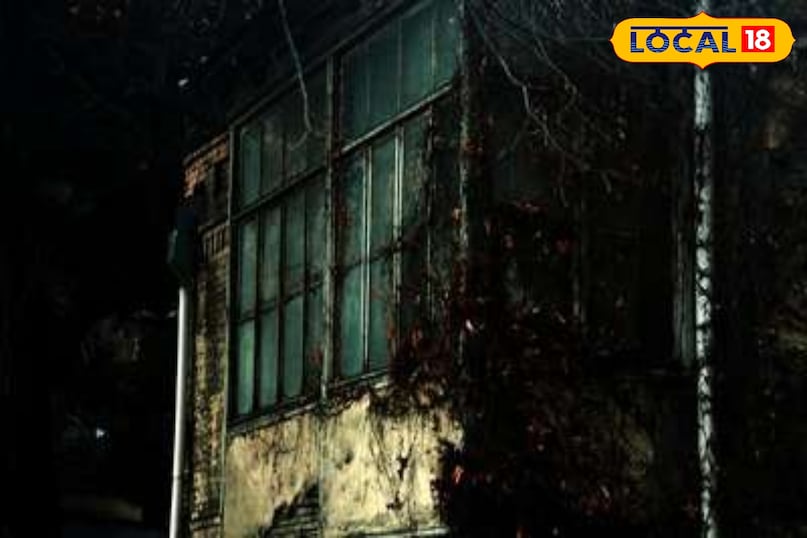 जहाँ मालिक कभी रहा ही नहीं लगभग 40 साल पहले लगभग डेढ़ लाख रुपये की लागत से बने इस मकान को इसीलिए डेढ़ लाख घर कहा जाता है। किंवदंती है कि लक्ष्मण नाम के मालिक ने इसे बनवाया तो था लेकिन खुद कभी रहा नहीं। इसके बाद से ही इस विशाल कोठी में अलौकिक हलचलों की इतनी चर्चा हुई कि अंततः हैदराबाद नगर निगम ने इसे ध्वस्त करने का फैसला कर लिया। यह घर अपनी डरावनी सुनसानी और अनकही दास्तानों के लिए मशहूर रहा। जहाँ मालिक कभी रहा ही नहीं लगभग 40 साल पहले लगभग डेढ़ लाख रुपये की लागत से बने इस मकान को इसीलिए डेढ़ लाख घर कहा जाता है। किंवदंती है कि लक्ष्मण नाम के मालिक ने इसे बनवाया तो था लेकिन खुद कभी रहा नहीं। इसके बाद से ही इस विशाल कोठी में अलौकिक हलचलों की इतनी चर्चा हुई कि अंततः हैदराबाद नगर निगम ने इसे ध्वस्त करने का फैसला कर लिया। यह घर अपनी डरावनी सुनसानी और अनकही दास्तानों के लिए मशहूर रहा।