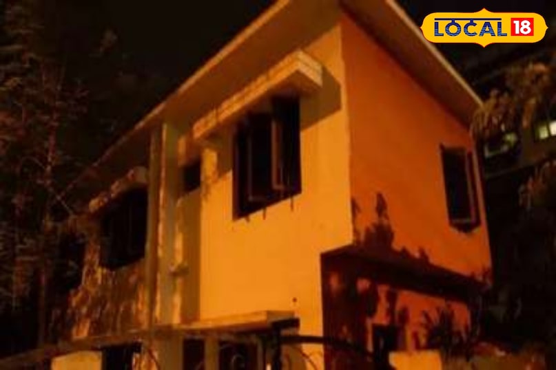 कुंदनबाग का कुल्हाड़ी वाला भूतिया घर कुंदनबाग का यह पॉश इलाका एक ऐसे मकान के लिए डर के साये में है जिसे अत्यधिक अलौकिक गतिविधियों का अड्डा माना जाता है। कहा जाता है कि आधी रात को इस घर की बालकनी में तीन महिलाओं के भूत मोमबत्तियाँ लेकर घूमते देखे गए हैं। सबसे डरावनी बात यह है कि इनमें से एक महिला के भूत ने एक बार मकान के पास गुजर रहे लोगों पर कुल्हाड़ी से हमला करने की कोशिश भी की थी। कुंदनबाग का कुल्हाड़ी वाला भूतिया घर कुंदनबाग का यह पॉश इलाका एक ऐसे मकान के लिए डर के साये में है जिसे अत्यधिक अलौकिक गतिविधियों का अड्डा माना जाता है। कहा जाता है कि आधी रात को इस घर की बालकनी में तीन महिलाओं के भूत मोमबत्तियाँ लेकर घूमते देखे गए हैं। सबसे डरावनी बात यह है कि इनमें से एक महिला के भूत ने एक बार मकान के पास गुजर रहे लोगों पर कुल्हाड़ी से हमला करने की कोशिश भी की थी।