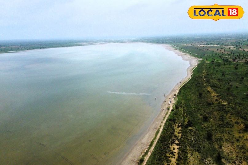 बाड़मेर में रेल,बस से आ सकते है. बाड़मेर में रेल,बस से आ सकते है.