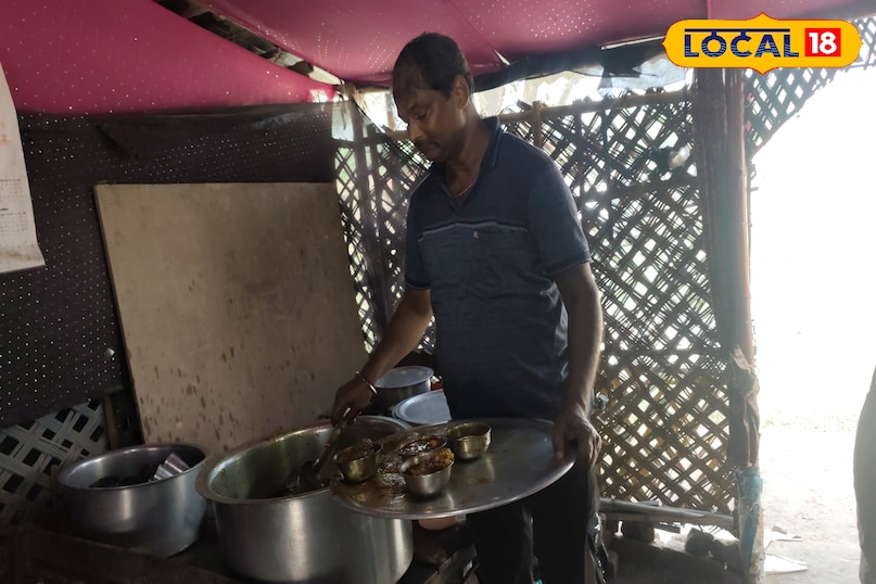 जानकारी देते हुए मूरत भगत ने बताया कि हमारा यह दुकान लगभग 15 साल पुराना है लोग विश्वास पर हमारे दुकान पर मटन खाने आते हैं हमारे यहां सिर्फ मटन ही मिलता है 150 में भरपेट भोजन कर लोग खुश होकर जाते हैं लोग तारीख भी करते हैं खास अंदाज में मटन तैयार किया जाता है जिस वजह से 20 से 25 किलोमीटर की खपत प्रतिदिन होती है अधिकारी हो या कमी चाहे आम नागरिक हमारे यहां का मटन को लोग बड़े ही चाउ से खाते हैं । जानकारी देते हुए मूरत भगत ने बताया कि हमारा यह दुकान लगभग 15 साल पुराना है लोग विश्वास पर हमारे दुकान पर मटन खाने आते हैं हमारे यहां सिर्फ मटन ही मिलता है 150 में भरपेट भोजन कर लोग खुश होकर जाते हैं लोग तारीख भी करते हैं खास अंदाज में मटन तैयार किया जाता है जिस वजह से 20 से 25 किलोमीटर की खपत प्रतिदिन होती है अधिकारी हो या कमी चाहे आम नागरिक हमारे यहां का मटन को लोग बड़े ही चाउ से खाते हैं ।