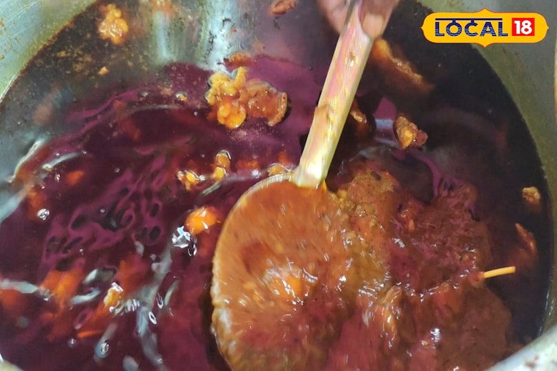 मूरत भगत के मटन हाउस में तैयार होने वाला मटन काफी खास है और खास अंदाज में इसे तैयार भी किया जाता है पानी की मात्रा ना के बराबर डाली जाती है खुद से मसाला तैयार करते हैं और देसी मसाले के साथ यह मटन तैयार किया जाता है मूरत भगत के इस मटन की दुकान में मटन खाने वाले प्रेमियों की डिमांड काफी अधिक होती है मूरत भगत के मटन हाउस में तैयार होने वाला मटन काफी खास है और खास अंदाज में इसे तैयार भी किया जाता है पानी की मात्रा ना के बराबर डाली जाती है खुद से मसाला तैयार करते हैं और देसी मसाले के साथ यह मटन तैयार किया जाता है मूरत भगत के इस मटन की दुकान में मटन खाने वाले प्रेमियों की डिमांड काफी अधिक होती है