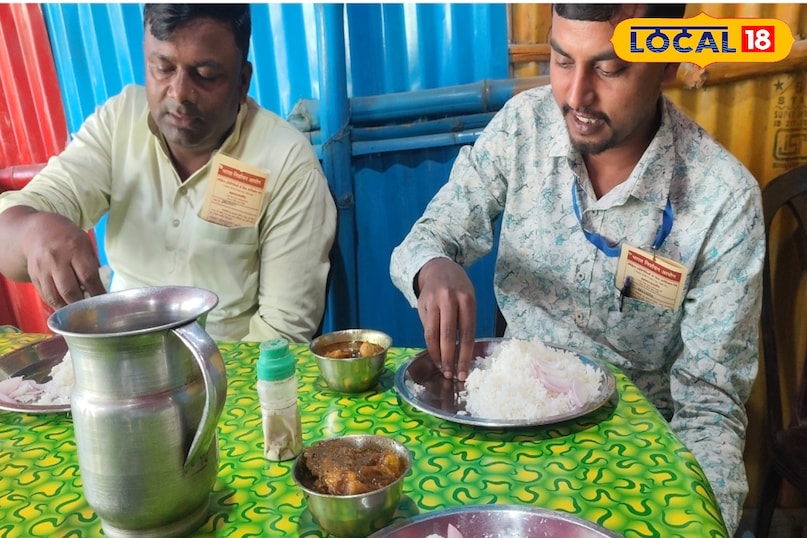 जानकारी देते हुए शौकत अली ने बताया कि हम लोग रेगुलर यहां मटन खाने आते हैं स्वाद काफी अच्छा रहता है घर जैसा स्वाद मिलता है सबसे खास बात यह है की आंखों के सामने मटन निकाला जाता है जिस तरह की डिमांड करते हैं उसे तरह का मटन थाली में पड़ोस जाता है रेट भी काफी कम है जानकारी देते हुए शौकत अली ने बताया कि हम लोग रेगुलर यहां मटन खाने आते हैं स्वाद काफी अच्छा रहता है घर जैसा स्वाद मिलता है सबसे खास बात यह है की आंखों के सामने मटन निकाला जाता है जिस तरह की डिमांड करते हैं उसे तरह का मटन थाली में पड़ोस जाता है रेट भी काफी कम है