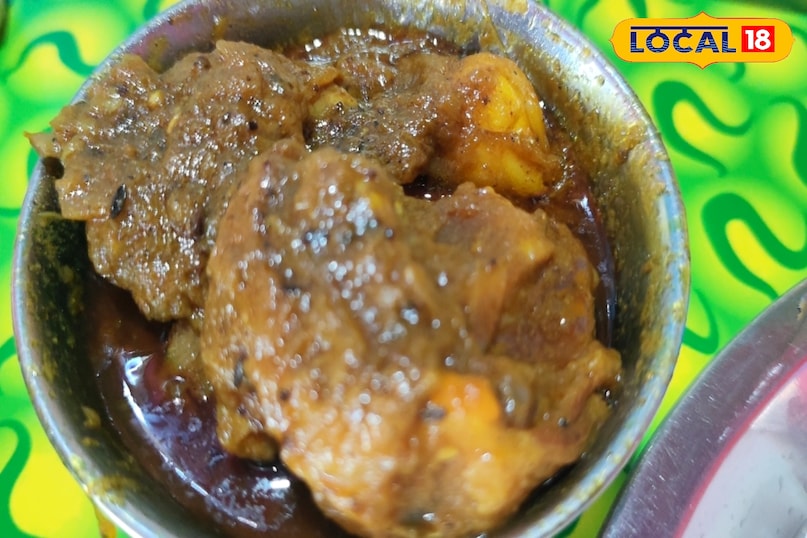 इस मटन हाउस की सबसे खास बात यह है कि यहां पर लोग मनचाहा मटन का पीस लेना पसंद करते हैं जिस तरह की डिमांड रहती है उसे तरह का पीस दिया जाता है कई लोग चर्बीदार पीस लेना पसंद करते हैं, लोगों के डिमांड के मुताबिक उनके थाली में मटन परोसा जाता है जिससे लोगों का भरोसा और भी बढ़ता है और लोग बराबर इस मटन दुकान पर खाने आते हैं इस मटन हाउस की सबसे खास बात यह है कि यहां पर लोग मनचाहा मटन का पीस लेना पसंद करते हैं जिस तरह की डिमांड रहती है उसे तरह का पीस दिया जाता है कई लोग चर्बीदार पीस लेना पसंद करते हैं, लोगों के डिमांड के मुताबिक उनके थाली में मटन परोसा जाता है जिससे लोगों का भरोसा और भी बढ़ता है और लोग बराबर इस मटन दुकान पर खाने आते हैं