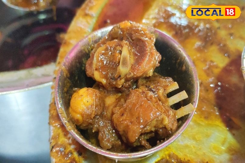 अगर आप सहरसा से सिमरी बख्तियारपुर जा रहे हैं तो सिमरी बख्तियारपुर का ब्लॉक चौक का एक दुकान नॉनवेज प्रेमियों के लिए काफी परफेक्ट स्थान है ब्लॉक चौक के पास एक मटन की दुकान है जो 15 साल पुराना है यहां के मटन की यह खासियत है कि यहां का मटन इतना स्वादिष्ट और लजीज होता है की आसपास के कई इलाके के लोग यहां पहुंचते हैं खाने के बाद उंगलियां चाट लेते हैं मूरत भगत का मटन पूरे क्षेत्र में प्रसिद्ध है अगर आप सहरसा से सिमरी बख्तियारपुर जा रहे हैं तो सिमरी बख्तियारपुर का ब्लॉक चौक का एक दुकान नॉनवेज प्रेमियों के लिए काफी परफेक्ट स्थान है ब्लॉक चौक के पास एक मटन की दुकान है जो 15 साल पुराना है यहां के मटन की यह खासियत है कि यहां का मटन इतना स्वादिष्ट और लजीज होता है की आसपास के कई इलाके के लोग यहां पहुंचते हैं खाने के बाद उंगलियां चाट लेते हैं मूरत भगत का मटन पूरे क्षेत्र में प्रसिद्ध है