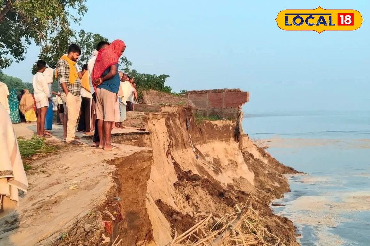 Bhojpur erosion: पहले ही जवइनिया गांव को निगल चुकी है गंगा, फिर से कटाव शुरू