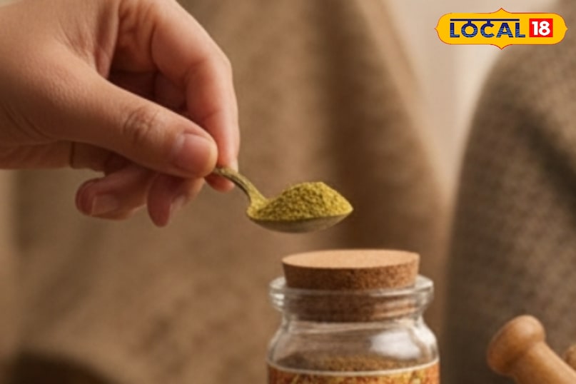 उन्होंने कहा कि अजवाइन सिर्फ स्वाद नहीं बढ़ाती, बल्कि यह सर्दियों में पाचन तंत्र की सुरक्षा भी करती है. भारी भोजन और कम शारीरिक गतिविधि से सर्दियों में गैस, अपच और भारीपन आम समस्या बन जाती है. ऐसे में गेहूं के आटे में एक चम्मच अजवाइन पाउडर मिलाने से पाचन बेहतर होता है और पेट हल्का महसूस होता है. अजवाइन शरीर की आंतरिक गर्मी बनाए रखती है, जिससे ठंड में भी एनर्जी बरकरार रहती है. उन्होंने कहा कि अजवाइन सिर्फ स्वाद नहीं बढ़ाती, बल्कि यह सर्दियों में पाचन तंत्र की सुरक्षा भी करती है. भारी भोजन और कम शारीरिक गतिविधि से सर्दियों में गैस, अपच और भारीपन आम समस्या बन जाती है. ऐसे में गेहूं के आटे में एक चम्मच अजवाइन पाउडर मिलाने से पाचन बेहतर होता है और पेट हल्का महसूस होता है. अजवाइन शरीर की आंतरिक गर्मी बनाए रखती है, जिससे ठंड में भी एनर्जी बरकरार रहती है.