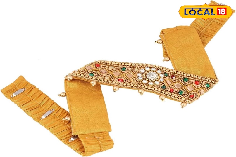 ब्रेडेड डॉग लीश या बेल्ट तीन लंबी पट्टियों को एक साथ बाँधकर चोटी (ब्रेड) बुन लें। अंत में दूसरी तरफ गाँठ लगा दें और अतिरिक्त कपड़ा काट दें। डॉग लीश के लिए एक छोर पर काराबिनर या हुक लगाएँ, और बेल्ट के लिए दोनों छोर पर बकल लगा सकते हैं। ब्रेडेड डॉग लीश या बेल्ट तीन लंबी पट्टियों को एक साथ बाँधकर चोटी (ब्रेड) बुन लें। अंत में दूसरी तरफ गाँठ लगा दें और अतिरिक्त कपड़ा काट दें। डॉग लीश के लिए एक छोर पर काराबिनर या हुक लगाएँ, और बेल्ट के लिए दोनों छोर पर बकल लगा सकते हैं।