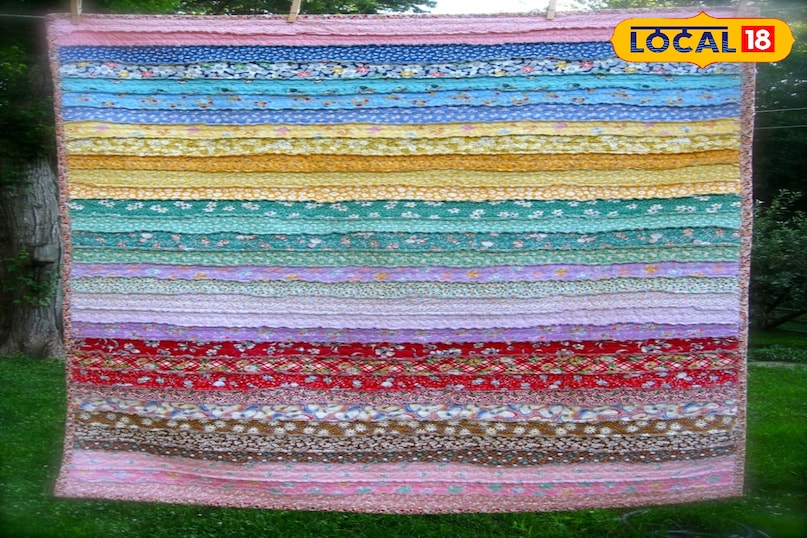 रग कालीन या मैट यह सबसे लोकप्रिय तरीका है। पुराने टी-शर्ट, बेडशीट या कोई भी मुलायम कपड़ा लें और उसे 1-2 इंच चौड़ी लंबी पट्टियों में काट लें। अब एक मोटे कपड़े को आधार के रूप में इस्तेमाल करें और उसमें 1 इंच के फासले पर छोटे-छोटे छेद बनाएँ। इन छेदों से कपड़े की पट्टियों को बारी-बारी से अंदर-बाहर करते हुए बाँध दें या फँसा दें। सभी पट्टियाँ लगाने के बाद बची हुई लंबाई को काट दें। आपका रंगीन, नरम और अनोखा रग तैयार है रग कालीन या मैट यह सबसे लोकप्रिय तरीका है। पुराने टी-शर्ट, बेडशीट या कोई भी मुलायम कपड़ा लें और उसे 1-2 इंच चौड़ी लंबी पट्टियों में काट लें। अब एक मोटे कपड़े को आधार के रूप में इस्तेमाल करें और उसमें 1 इंच के फासले पर छोटे-छोटे छेद बनाएँ। इन छेदों से कपड़े की पट्टियों को बारी-बारी से अंदर-बाहर करते हुए बाँध दें या फँसा दें। सभी पट्टियाँ लगाने के बाद बची हुई लंबाई को काट दें। आपका रंगीन, नरम और अनोखा रग तैयार है