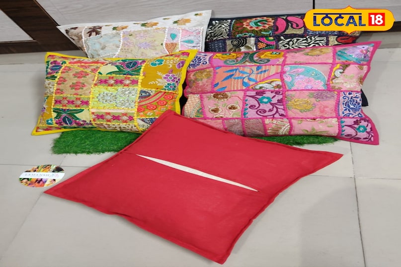 एक लकड़ी की पट्टी पर अलग-अलग लंबाई और रंग के कपड़ों के टुकड़े बाँधकर बोहो-स्टाइल की वॉल डेकोरेशन पीस बनाई जा सकती है। एक लकड़ी की पट्टी पर अलग-अलग लंबाई और रंग के कपड़ों के टुकड़े बाँधकर बोहो-स्टाइल की वॉल डेकोरेशन पीस बनाई जा सकती है।