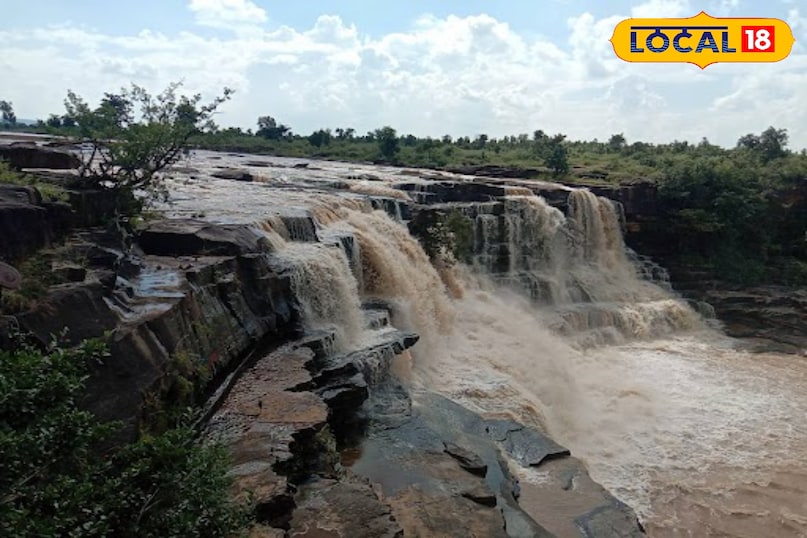 यह तस्वीर चित्रकूट के टिकरिया के पास स्थित तुलसी वॉटरफॉल की है. यहां ऊंची चट्टानों से पानी गिरता हुआ दिखाई पड़ता है.बता दे कि यह वही वाटर फॉल है.जहां यूपी का पहला स्काईवॉक ब्रिज बनकर तैयार हुआ है.इस वॉटर फाल में पानी के साथ दिखने वाली सुंदरता को देखने के लिए पर्यटक दूर दूर से आते है. यह तस्वीर चित्रकूट के टिकरिया के पास स्थित तुलसी वॉटरफॉल की है. यहां ऊंची चट्टानों से पानी गिरता हुआ दिखाई पड़ता है.बता दे कि यह वही वाटर फॉल है.जहां यूपी का पहला स्काईवॉक ब्रिज बनकर तैयार हुआ है.इस वॉटर फाल में पानी के साथ दिखने वाली सुंदरता को देखने के लिए पर्यटक दूर दूर से आते है.