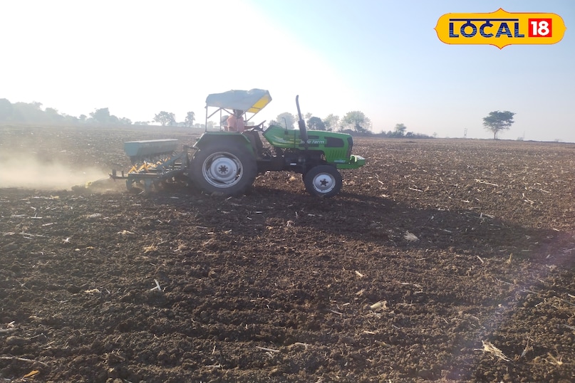 खेत की मिट्टी बना रहे