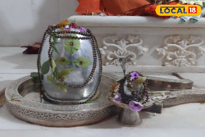 पारद शिवलिंग पारा धातु से बना एक छोटा सा शिवलिंग। यह घर की बुरी ऊर्जा, बुरी नजर और वास्तु दोष को दूर करता है। सेहत अच्छी रहती है और घर में लड़ाई-झगड़े कम होते हैं। मान्यता है कि इसकी पूजा से भोलेनाथ खुश होते हैं।इसे पूजा घर में स्थापित करें और रोज जल चढ़ाएं। पारद शिवलिंग पारा धातु से बना एक छोटा सा शिवलिंग। यह घर की बुरी ऊर्जा, बुरी नजर और वास्तु दोष को दूर करता है। सेहत अच्छी रहती है और घर में लड़ाई-झगड़े कम होते हैं। मान्यता है कि इसकी पूजा से भोलेनाथ खुश होते हैं।इसे पूजा घर में स्थापित करें और रोज जल चढ़ाएं।