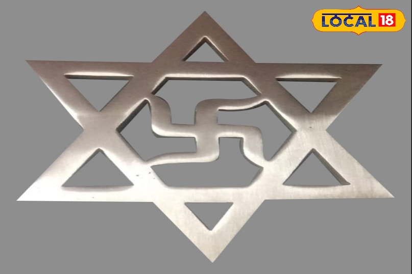 स्वस्तिक यंत्र स्वस्तिक हिंदू धर्म का एक बहुत पवित्र और मंगलकारी निशान है। इसे लगाने से घर में सकारात्मक ऊर्जा आती है, बुरी शक्तियां दूर रहती हैं और घर में सुख-समृद्धि बनी रहती है। इसे घर के मुख्य दरवाजे पर, दुकान के प्रवेश द्वार पर गाड़ी में या कैश बॉक्स के पास लगा सकते हैं। लाल रंग का स्वस्तिक सबसे अच्छा माना जाता है स्वस्तिक यंत्र स्वस्तिक हिंदू धर्म का एक बहुत पवित्र और मंगलकारी निशान है। इसे लगाने से घर में सकारात्मक ऊर्जा आती है, बुरी शक्तियां दूर रहती हैं और घर में सुख-समृद्धि बनी रहती है। इसे घर के मुख्य दरवाजे पर, दुकान के प्रवेश द्वार पर गाड़ी में या कैश बॉक्स के पास लगा सकते हैं। लाल रंग का स्वस्तिक सबसे अच्छा माना जाता है