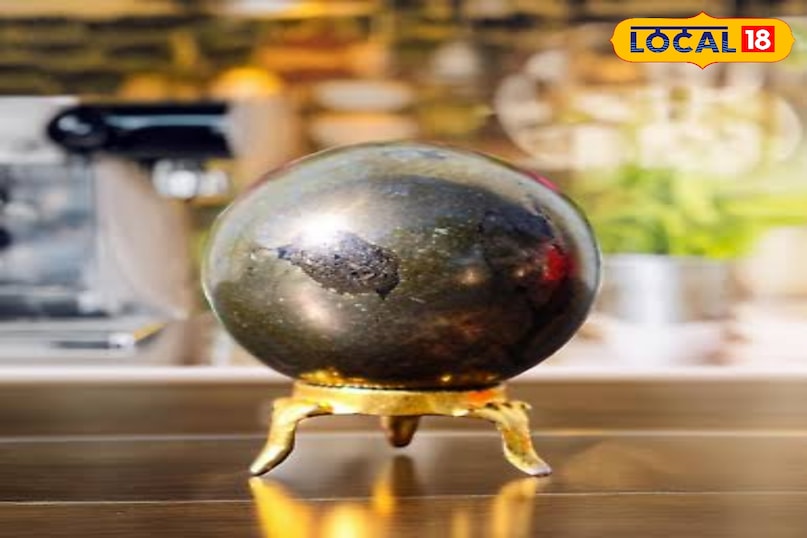 पिरिट क्रिस्टल बॉल यह एक ऐसा पत्थर है जो सोने की तरह चमकता है। इसे मूर्खों का सोना भी कहते हैं, लेकिन यह धन लाने वाला माना जाता है। इसे रखने से पैसा आकर्षित होता है, कारोबार बढ़ता है, आत्मविश्वास बढ़ता है और फैसला लेने की शक्ति मजबूत होती है। इसे ऑफिस की मेज पर दुकान के कैश काउंटर पर या घर के उत्तर दिशा में रख सकते हैं। पिरिट क्रिस्टल बॉल यह एक ऐसा पत्थर है जो सोने की तरह चमकता है। इसे मूर्खों का सोना भी कहते हैं, लेकिन यह धन लाने वाला माना जाता है। इसे रखने से पैसा आकर्षित होता है, कारोबार बढ़ता है, आत्मविश्वास बढ़ता है और फैसला लेने की शक्ति मजबूत होती है। इसे ऑफिस की मेज पर दुकान के कैश काउंटर पर या घर के उत्तर दिशा में रख सकते हैं।