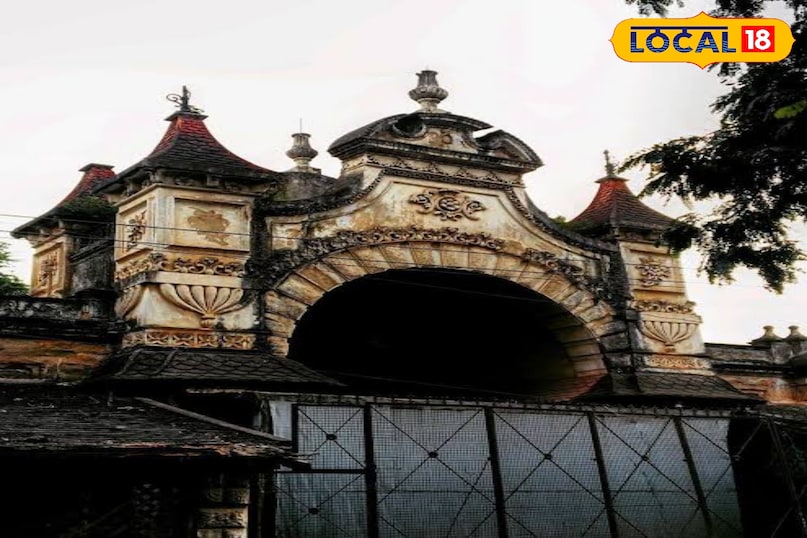 किंग कोठी पैलेस एक गहरे नारंगी रंग की इमारत जिसके मध्य में एक बड़ा गुंबद है और यूरोपियन शैली के स्तंभ हैं। यह महल अंतिम निज़ाम उस्मान अली खान का निजी निवास स्थान था। इसकी वास्तुकला में एक अनोखा मेल देखने को मिलता है जहाँ यूरोपियन डिज़ाइन पर इस्लामिक शैली की छाप साफ़ दिखती है।