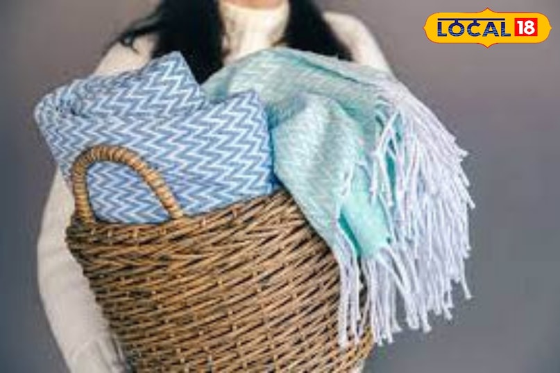 शॉल की देखभाल कैसे करें? अपनी पसंदीदा शॉल को लंबे समय तक चलाने के लिए ज़रूरी है उसकी सही देखभाल। हल्के डिटर्जेंट से हाथ से ही धोएं। खुली हवा में सुखाएं, तेज़ धूप से बचाएं और स्टोर करते समय अच्छी तरह फोल्ड करके रखें, हैंगर पर न टांगें।