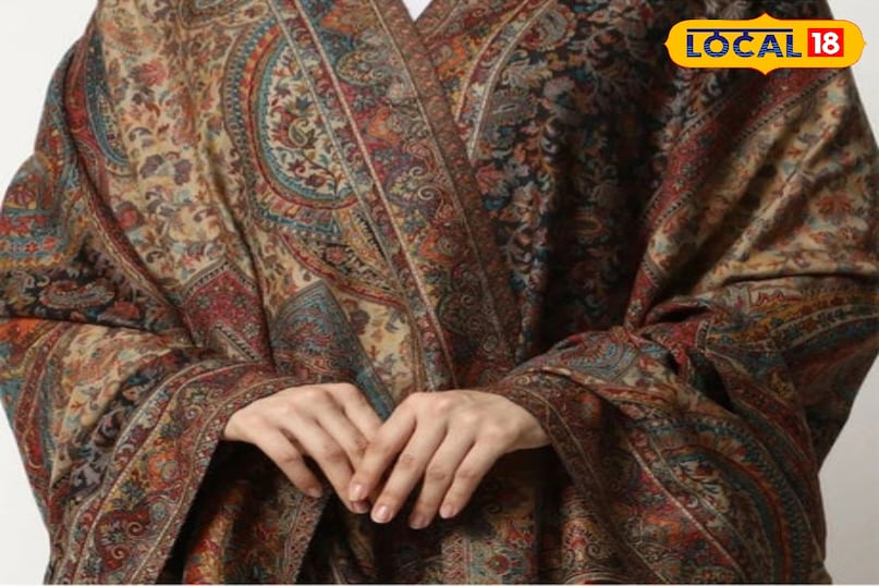 रोज़मर्रा के लिए कौन-सी शॉल है परफेक्ट? ऑफिस, कॉलेज या घूमने जाने के लिए हल्की, आरामदायक और मैनेजेबल शॉल आदर्श रहती हैं। इसके लिए पश्मीना, मैरिनो वूल या सॉफ्ट एक्रिलिक शॉल बेहतरीन विकल्प हैं। इन्हें आप अपने सूट, कुर्ती या जींस-टॉप के साथ आसानी से स्टाइल कर सकती हैं।