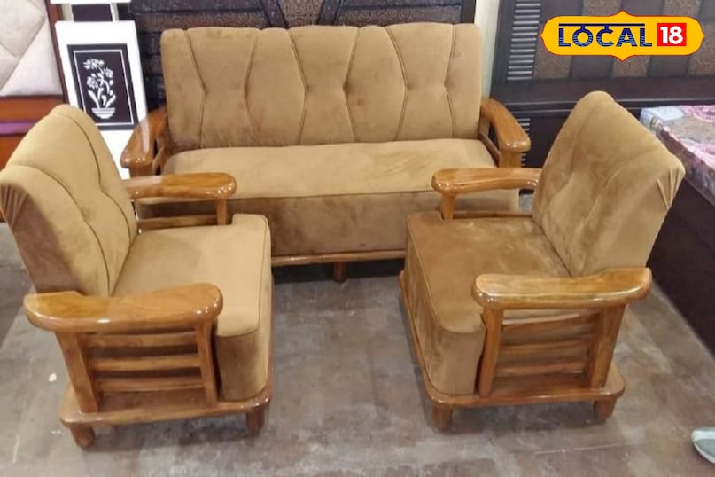  द स्कल्प्चरल सोफा ये सोफे सीधी-सादी लाइनों से हटकर होते हैं। इनमें ऑर्गेनिक कर्व्स, अनोखे शेप्स और असममित डिजाइन देखने को मिलते हैं। यह सोफा नहीं, एक आर्ट पीस होता है। यह सोफा बिना कुछ कहे ही पूरे कमरे का सेंटर ऑफ अट्रैक्शन बन जाता है। यह आपकी पर्सनल स्टाइल और क्रिएटिविटी को दर्शाता है।