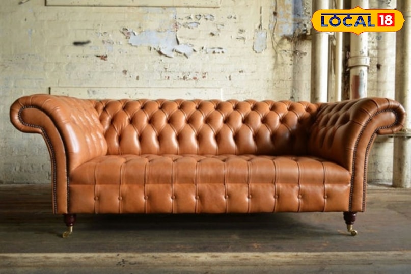 द चेस्टरफील्ड सोफा चेस्टरफील्ड सोफा अपनी डीप बटन टफ्टिंग, रोल्ड आर्म्स और लेदर या स्ट्रक्चर्ड फैब्रिक के लिए मशहूर है। यह एक क्लासिक डिजाइन है जिसने आधुनिक दौर में भी अपनी जगह मज़बूती से बनाई है। एक चेस्टरफील्ड सोफा को मिनिमलिस्ट डेकोर, जियोमेट्रिक वॉल आर्ट और मेटलिक एक्सेंट्स के बीच रखकर एक शानदार कंट्रास्ट क्रिएट किया जा सकता है।