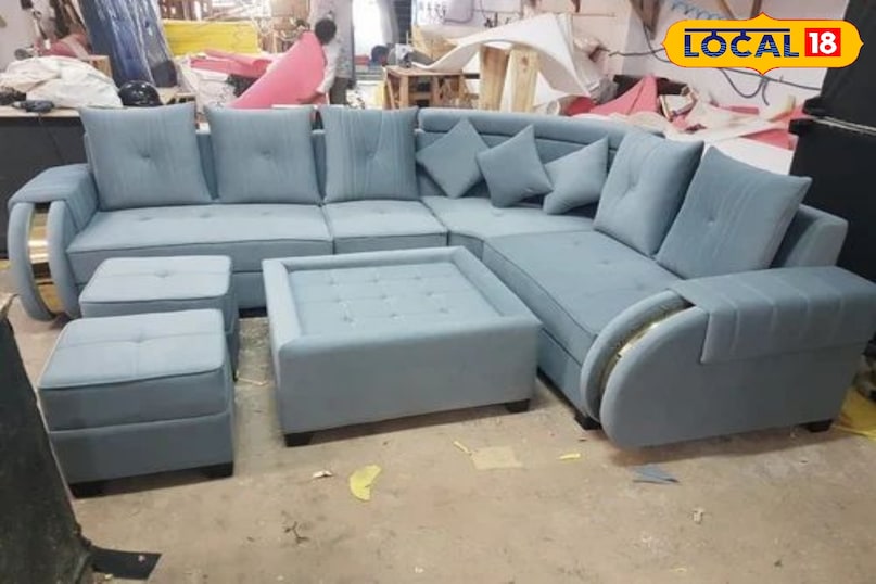 द मॉड्यूलर सोफा मॉड्यूलर सोफा छोटे-बड़े हर तरह के लिविंग रूम के लिए परफेक्ट है। इसके अलग-अलग टुकड़ों को आप अपनी ज़रूरत और स्पेस के हिसाब से जोड़ सकते हैं। L-शेप, U-शेप या एक सीधी लाइन में यह आपकी मर्जी पर निर्भर करता है। यह सोफा रूम को क्लटर-फ्री और ओपन दिखाता है जो मॉडर्न डिजाइन का एक बड़ा हिस्सा है।