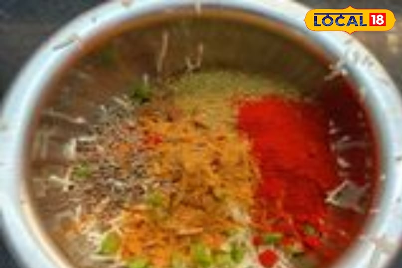 किसी बाउल मे चीज डालकर सारे मसाले को मिक्स करे किसी बाउल मे चीज डालकर सारे मसाले को मिक्स करे